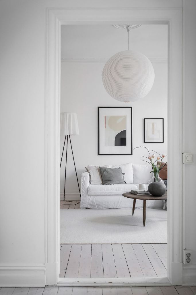 witte woonkamer, witte muren, witte meubels, wit kiezen